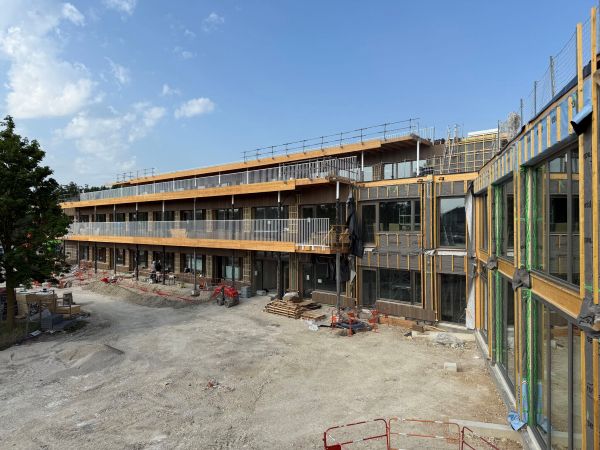 Chantier de bâtiment en structure bois illustrant une approche de conception durable et raisonnée, centrée sur le coût global et la performance énergétique.